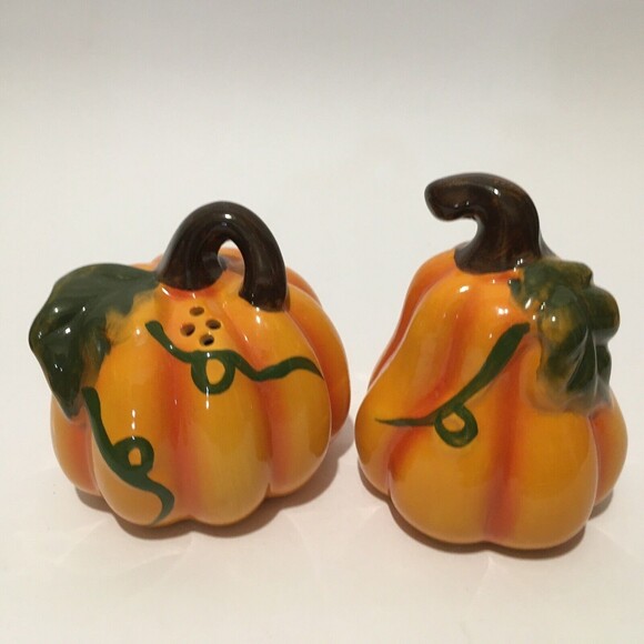 Pumpkin Salt and Pepper Shakers Fall Harvest Thanksgiving - Picture 1 of 3